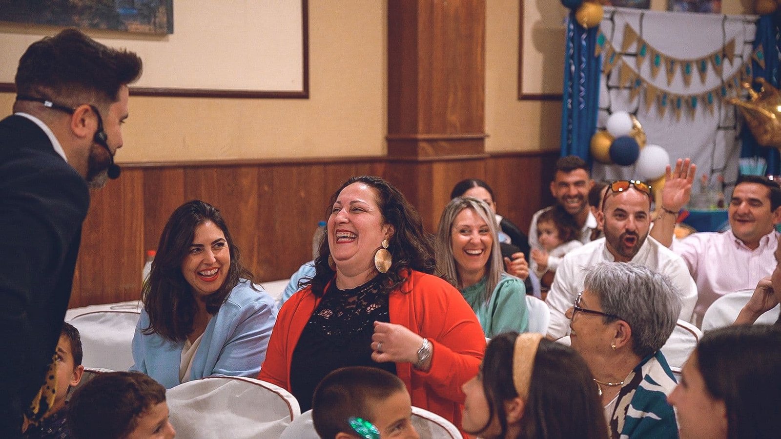 Magia de cerca durante el aperitivo de una comunión